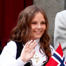 Kronprinsfamilien hilser barnetoget i Asker utenfor Skaugum. Foto: Terje Pedersen, NTB scanpix